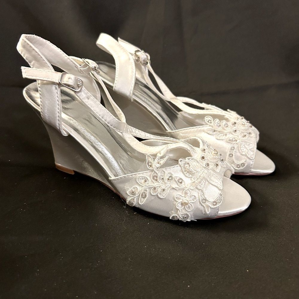 Women’s Satin Lace Peep Toe Flowers Detail Wedge Ankle Strap white size 4 - 4.5